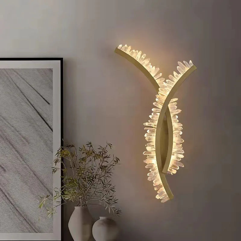 applique murale en cristal naturel et métal doré design stylisé - vue 2 sur 8