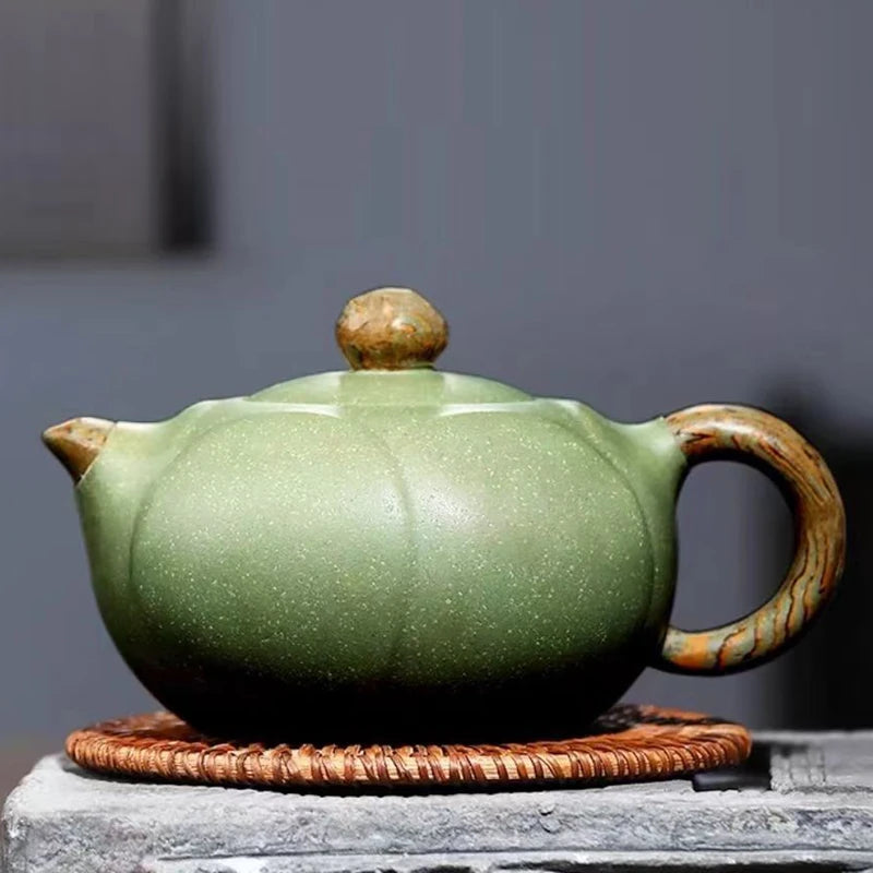 Théière chinoise en argile yixing motif lotus artisanale - vue 2 sur 5