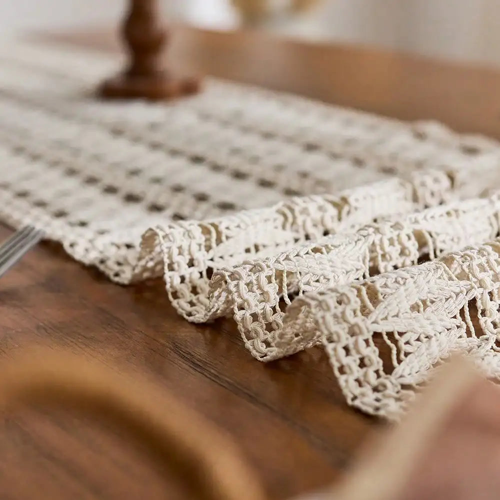 Chemin de table bohème beige à pompons géométriques - vue 6 sur 7