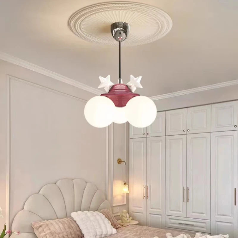lustre romantique pour chambre d'enfant décor princesse en verre