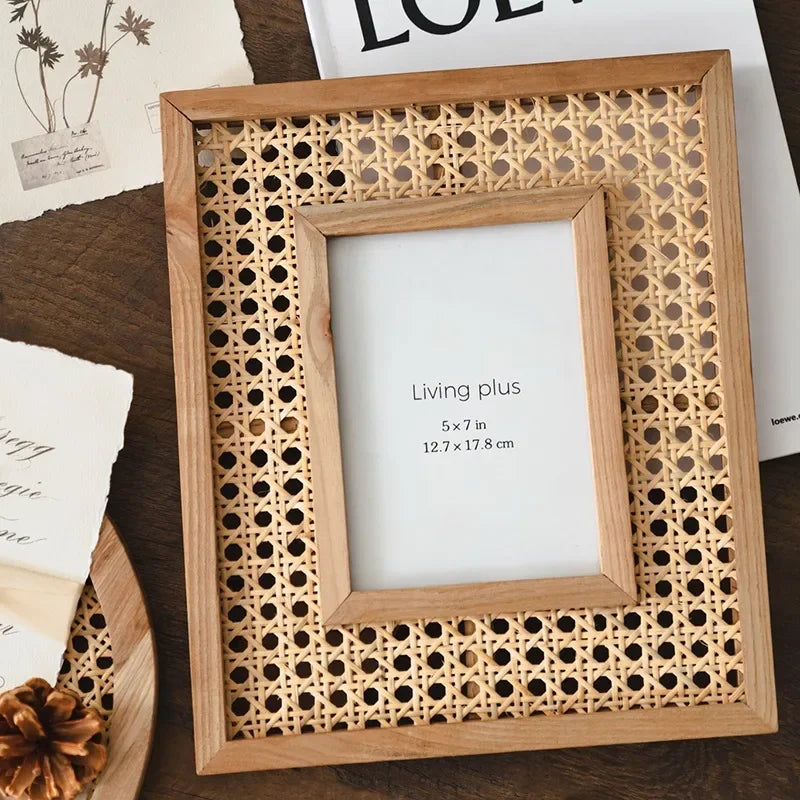 5x7 in Boho Rattan Picture Frame with Wooden Border, Wall Photo Frames for Family Photo Gifts Rattan Wall Decor - vue 3 sur 4