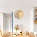 lustre nordique en bois pour bar restaurant cuisine créative éclairage intérieur