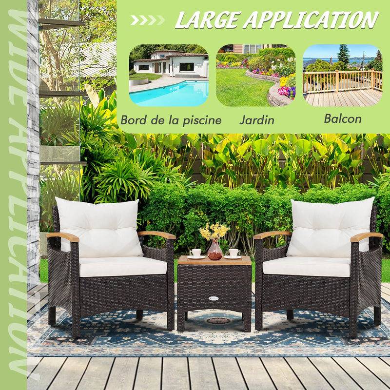 mobilier de jardin en rotin avec deux fauteuils et une table