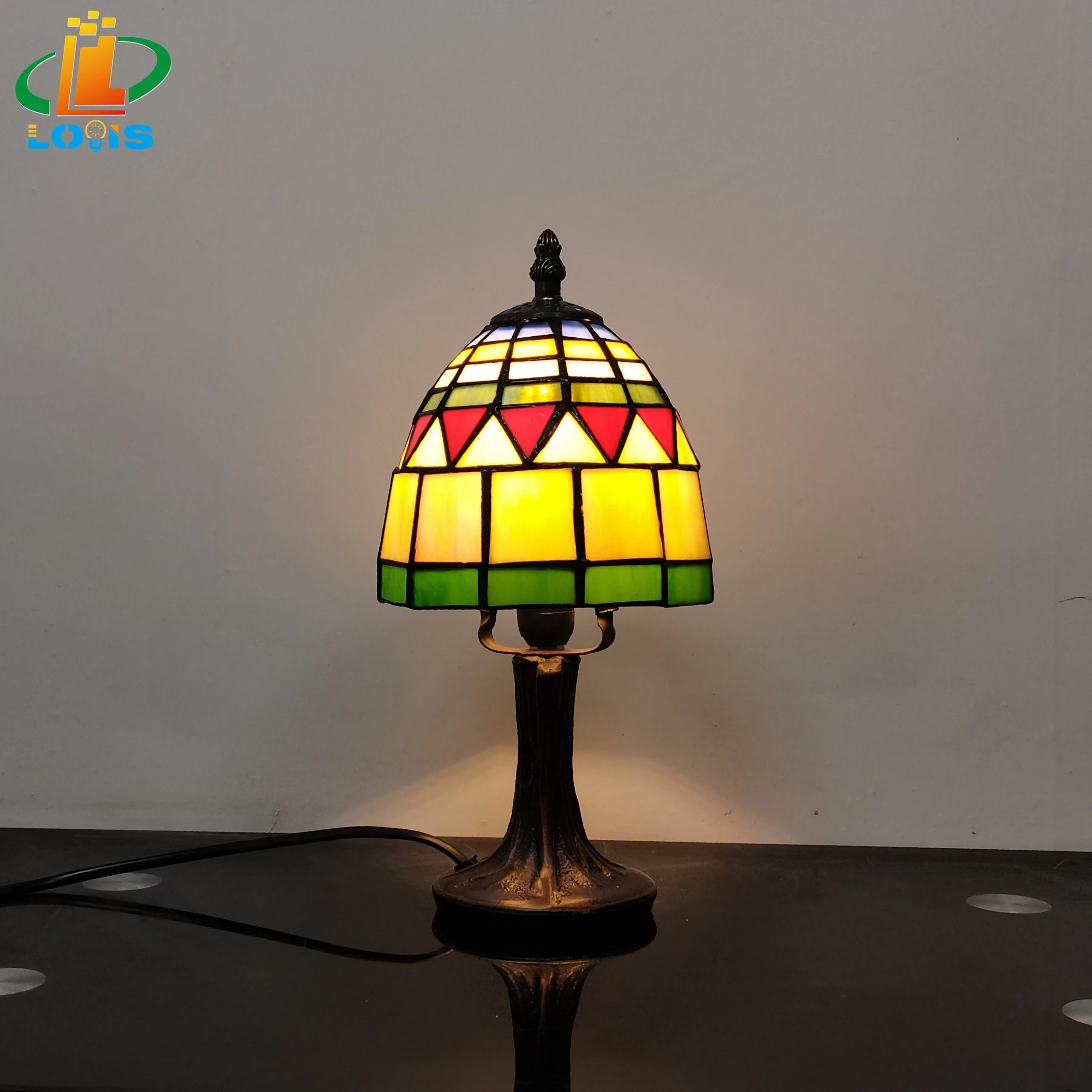 lampe de chevet en verre teinté style tiffany pour décoration élégante