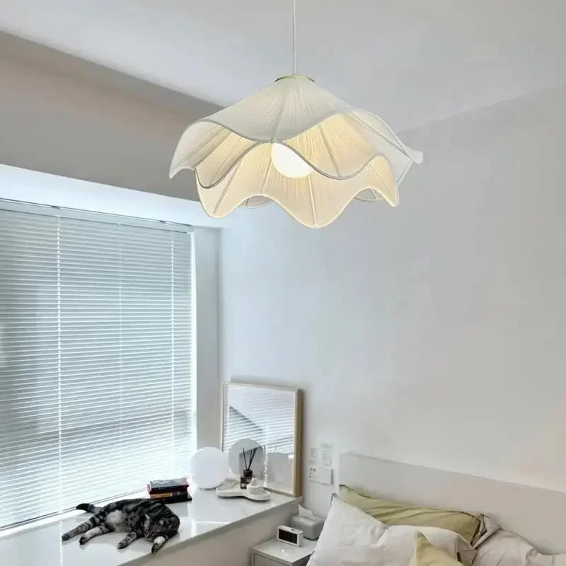 Art français tissu plissé pétale lustres nordique Ins crème Style Simple confortable salon chambre nordique décor à la maison lampes suspendues