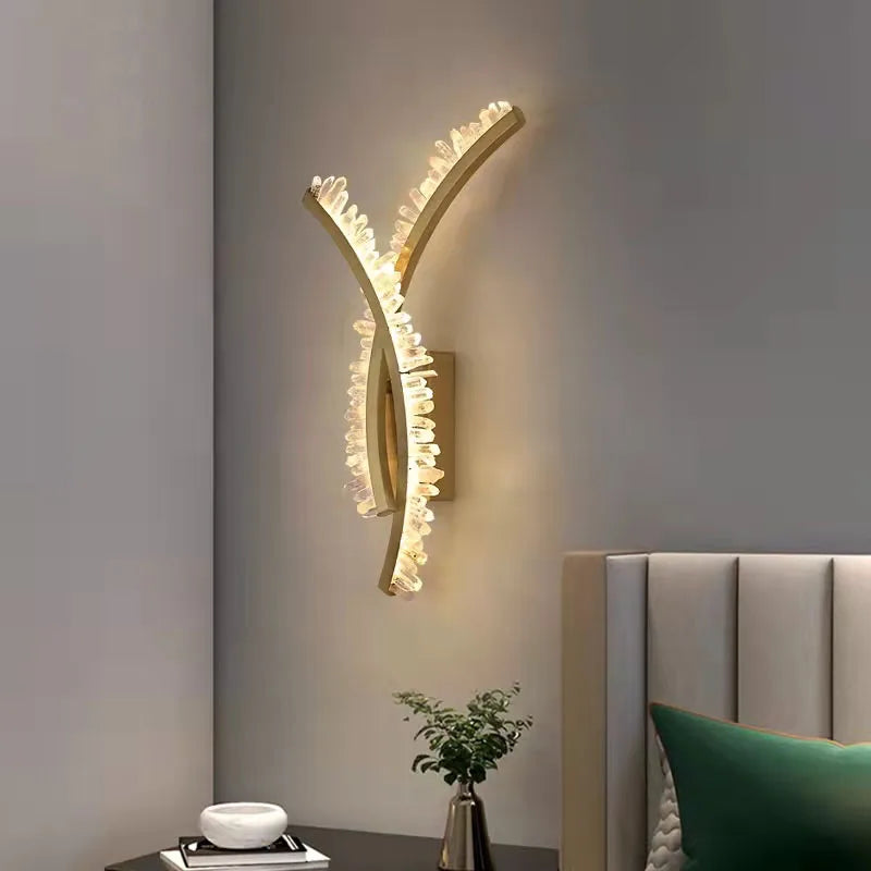 applique murale en cristal naturel et métal doré design stylisé - vue 3 sur 8