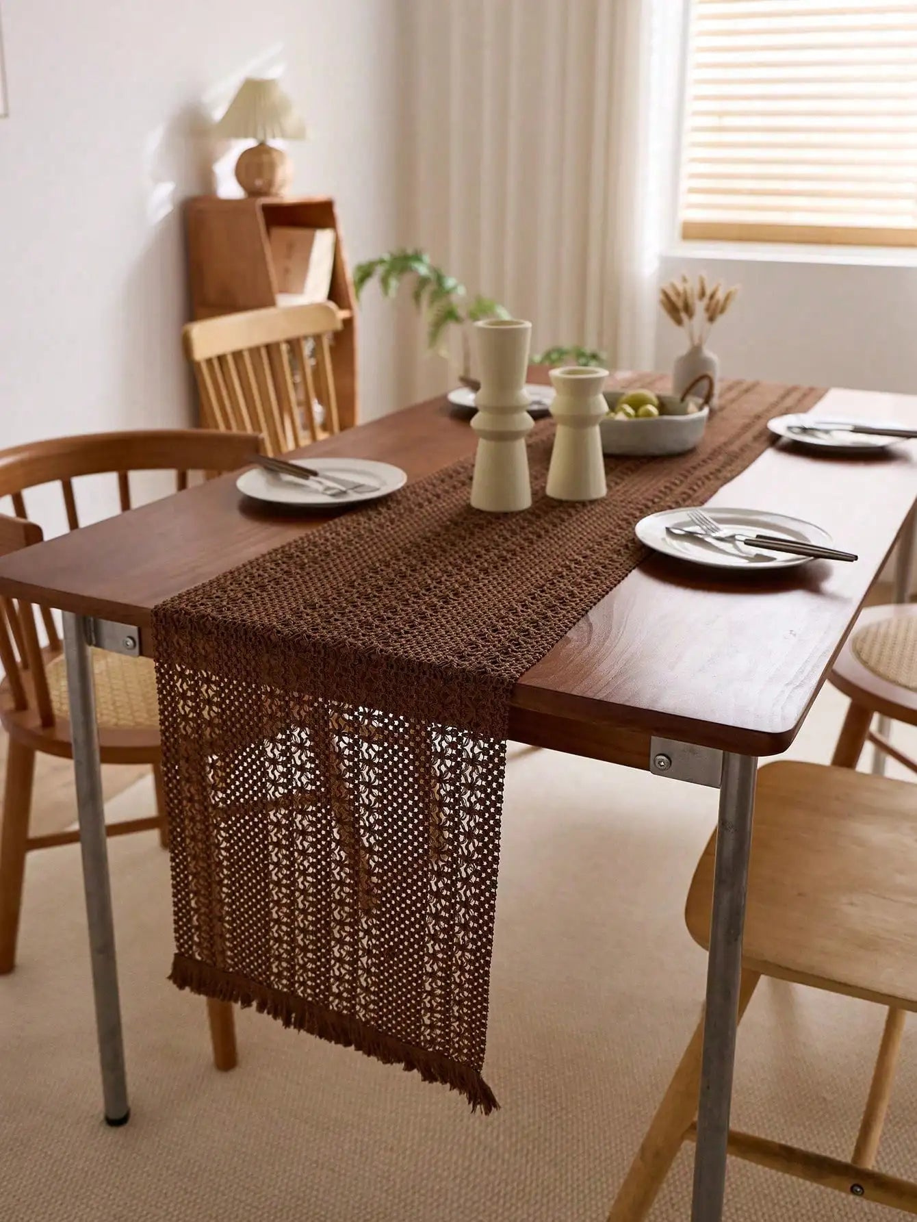 Chemin de table bohème nordique tissé avec pompons - vue 4 sur 5