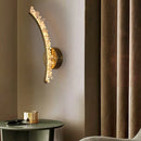 applique murale en cristal naturel et métal doré design stylisé