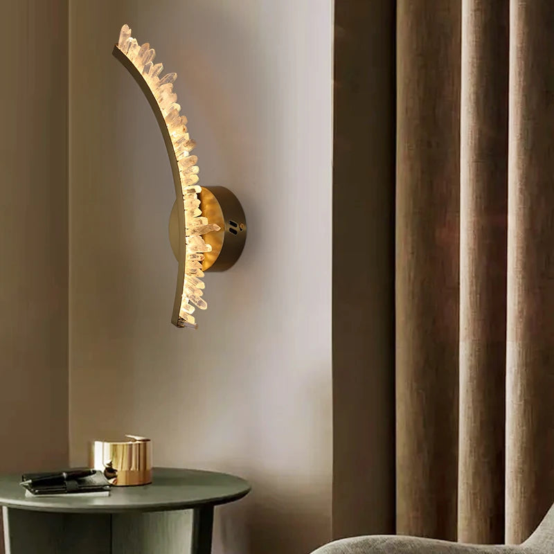 applique murale en cristal naturel et métal doré design stylisé - vue 5 sur 8