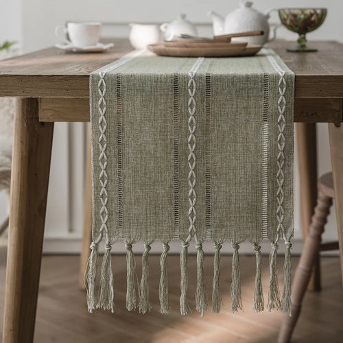 Chemin de table bohème brodé pompons tissés main - vue 3 sur 7