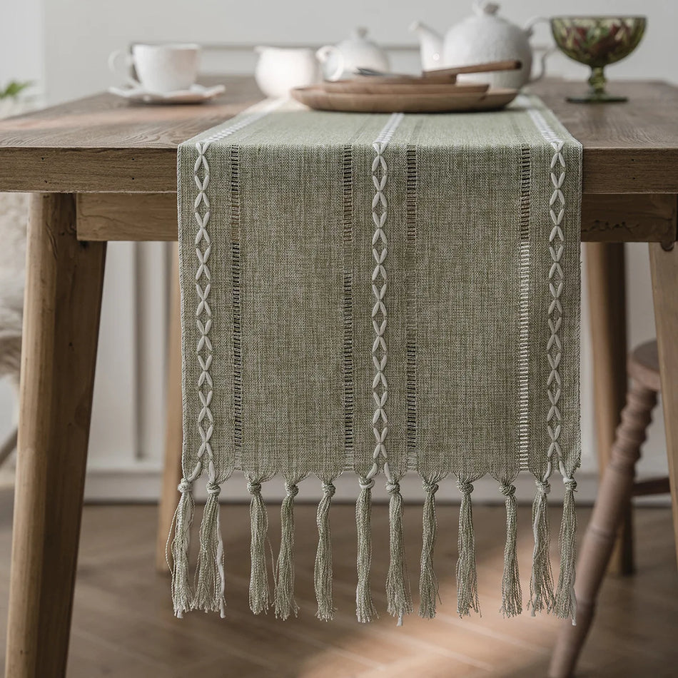 Chemin de table bohème brodé à pompons tissés