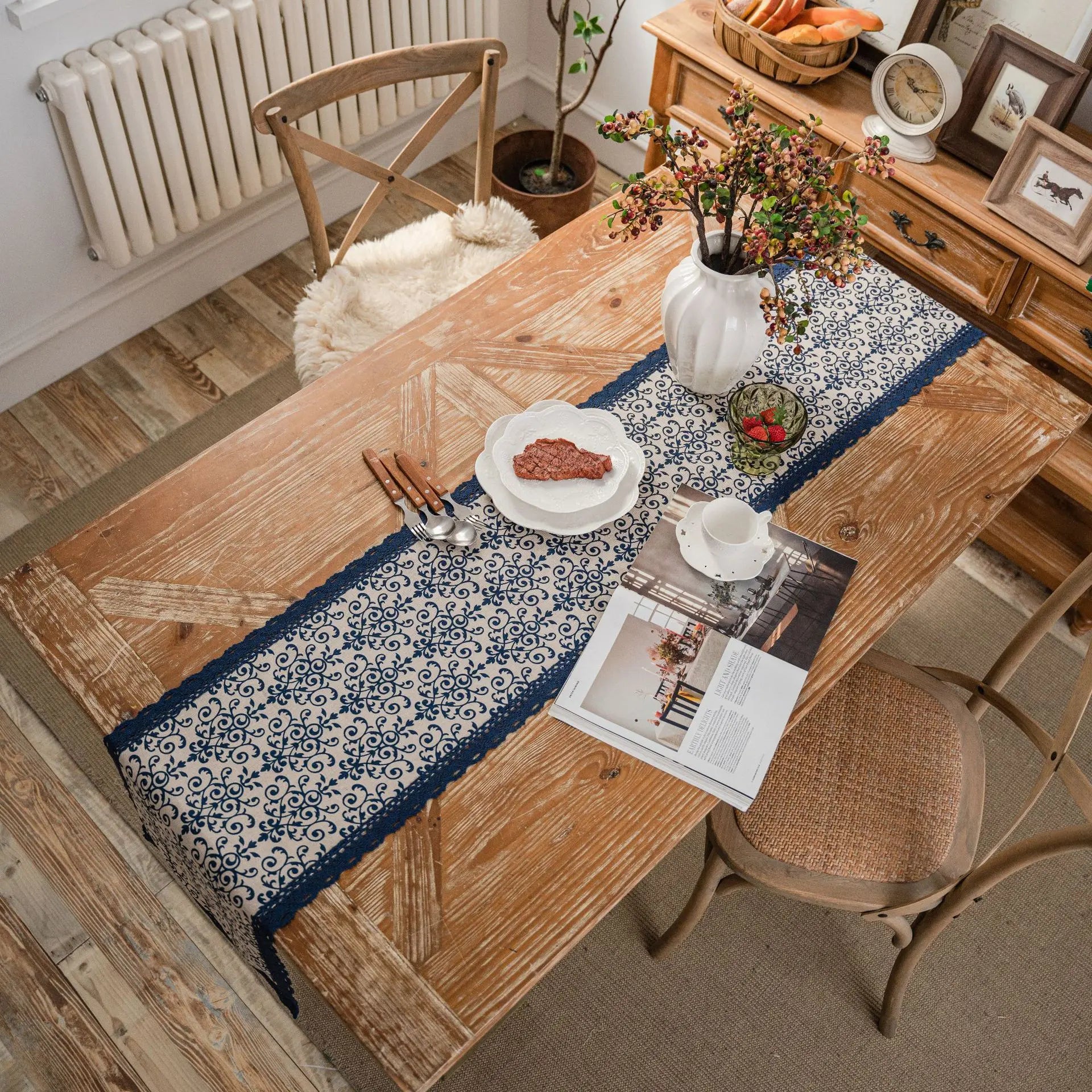 Chemin de table rayures bleu marine dentelle campagne - vue 2 sur 5
