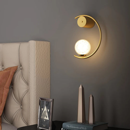 Modern gold metal wall light for a minimalist atmosphere - vue 5 sur 8