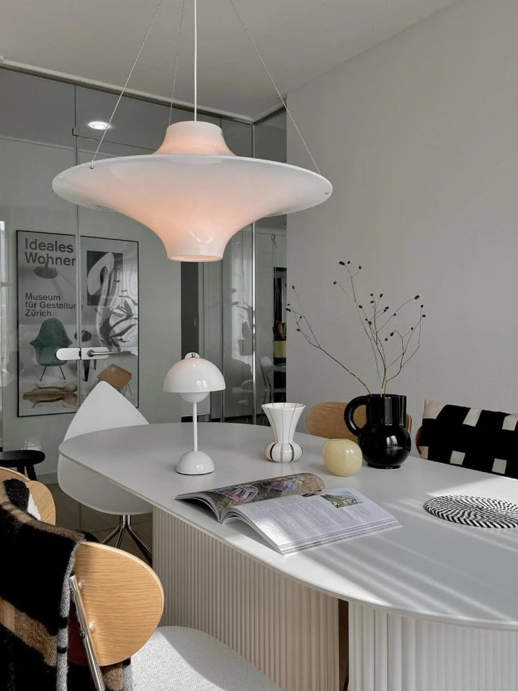 Minimalist UFO-shaped acrylic pendant light for various spaces - vue 4 sur 9