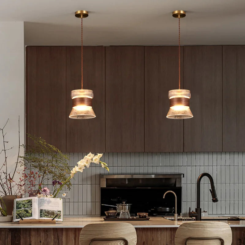 Suspension moderne en verre transparent avec détails en bois et cuivre