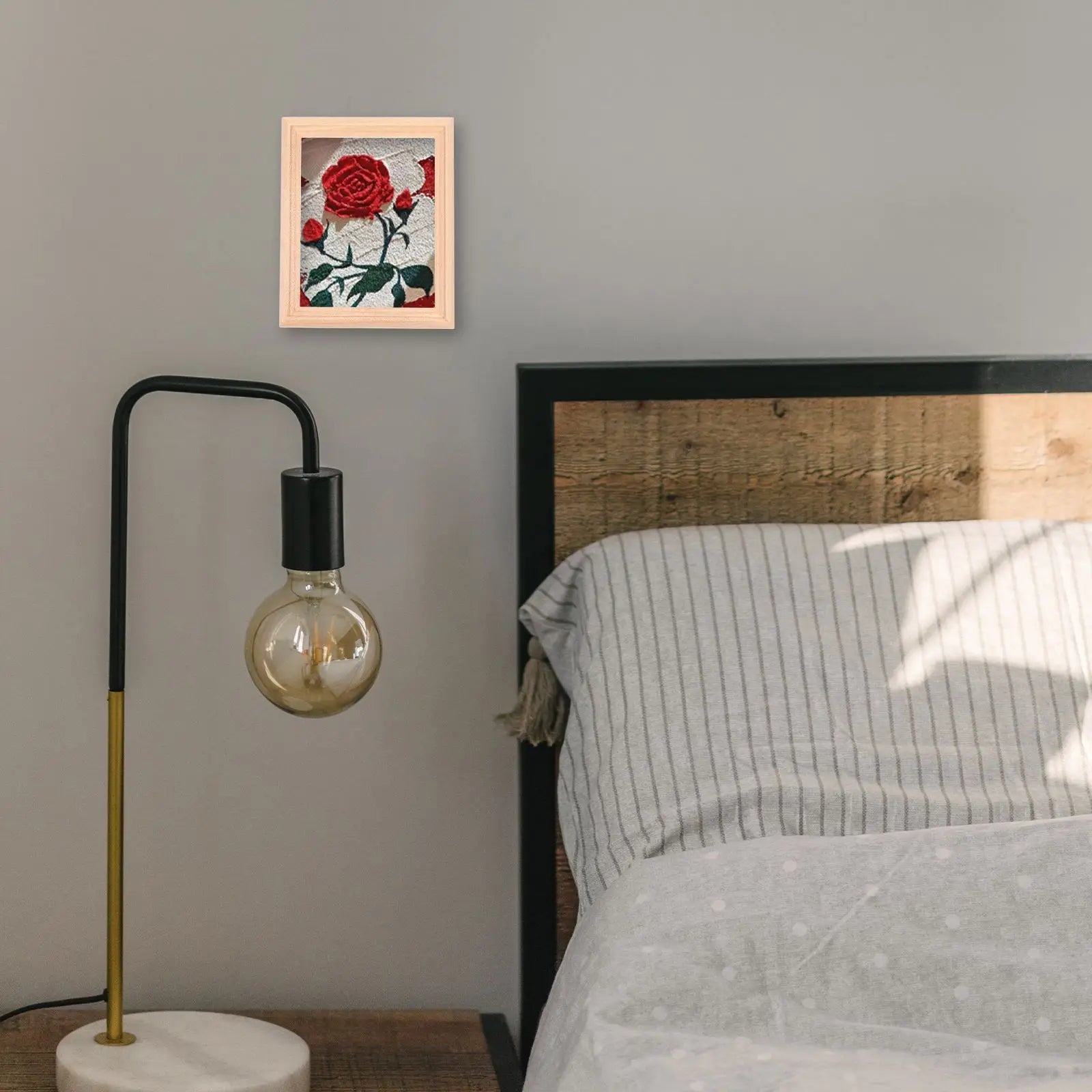 cadre photo miniature pour maison de poupée et accessoires en bois - vue 8 sur 7