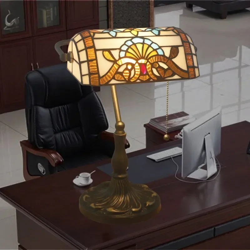 lampe à poser rétro nordique en verre teinté décor baroque méditerranéen - vue 3 sur 6