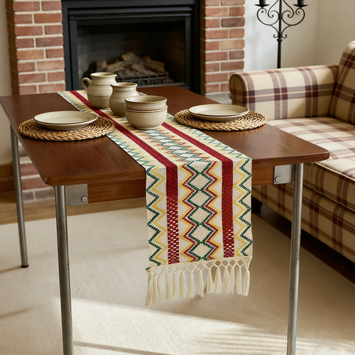 Chemin de table bohème motif aztèque tissé pompons - vue 5 sur 7