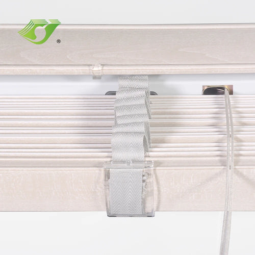 Store vénitien bois motorisé connecté pour porte fenêtre - vue 3 sur 7