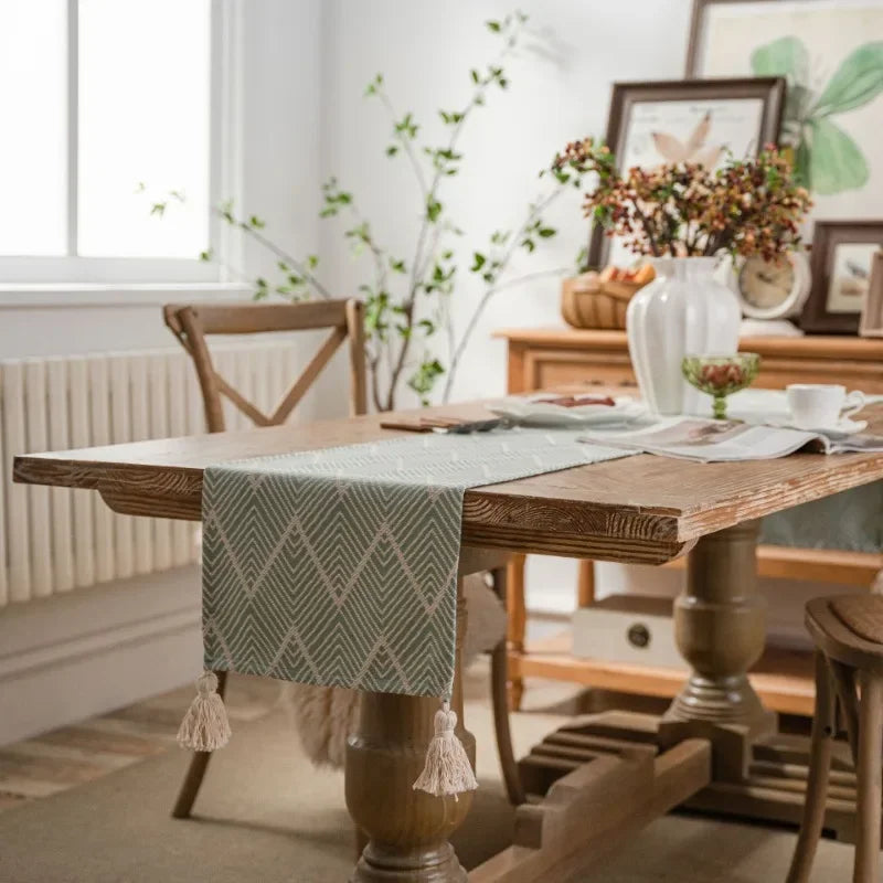 Chemin de table géométrique beige pompons style bohème - vue 2 sur 6