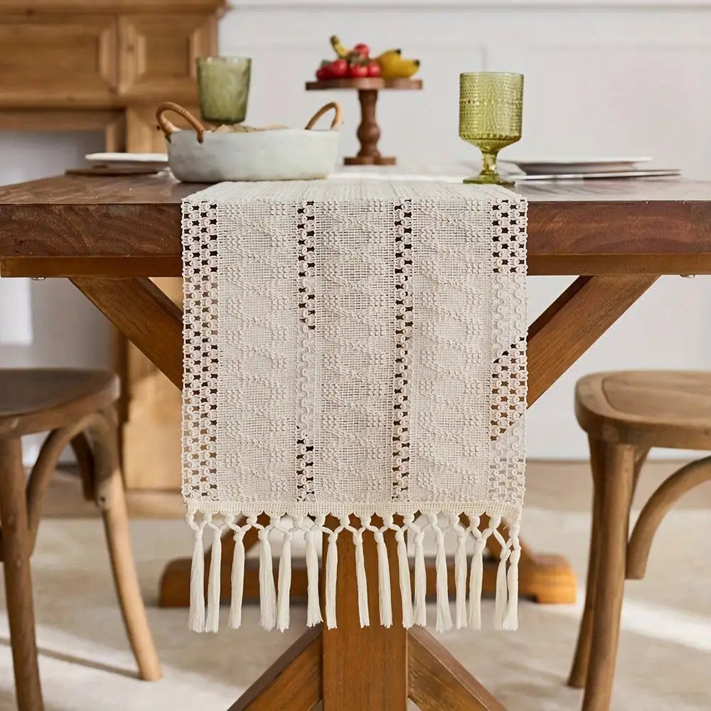 Chemin de table boheme beige a pompons decoratif
