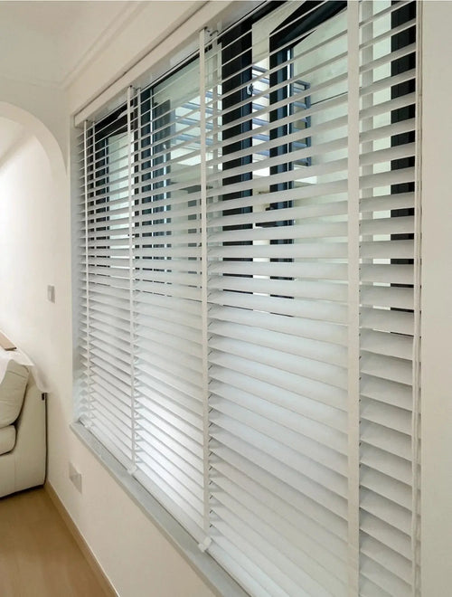 Store vénitien bois naturel sur mesure pour fenêtres