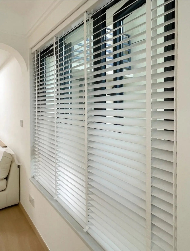 Store vénitien bois naturel sur mesure pour fenêtres