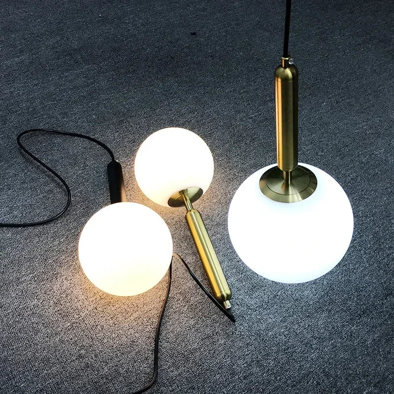 suspension moderne avec abat-jour en boule de verre doré