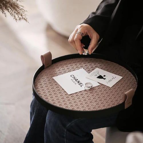 plateau vintage en cuir pour décoration festive et rangement