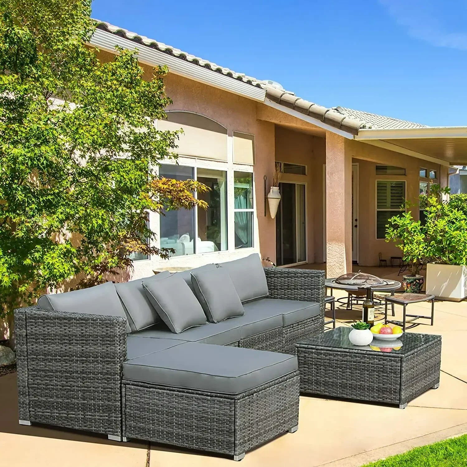 ensemble de canapés dangle de jardin en rotin avec table basse et coussins