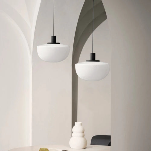 lampe minimaliste suspendue en verre adaptée pour étude et chevet