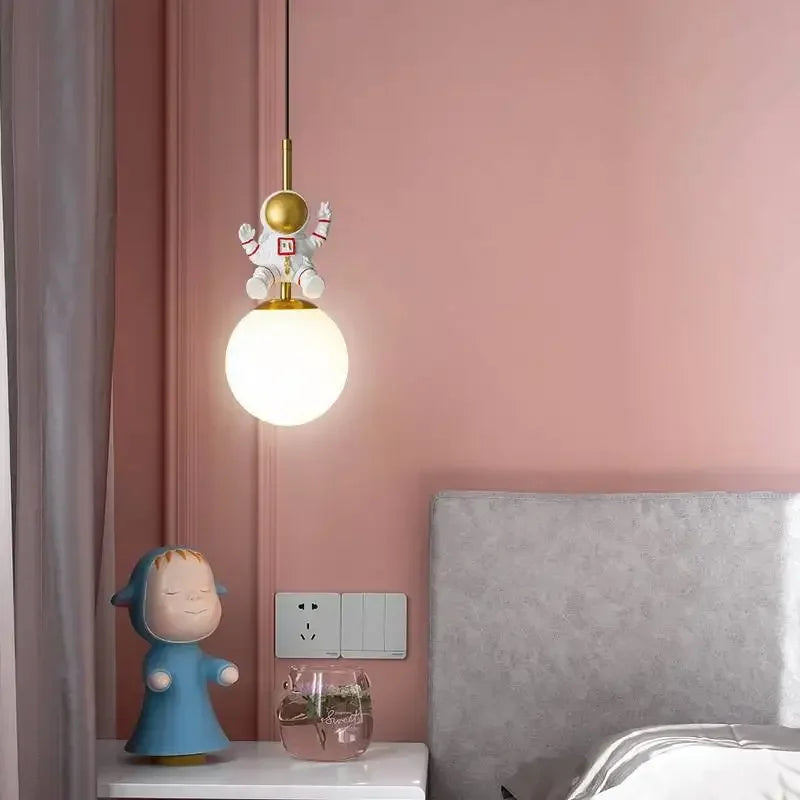 Suspension LED moderne d'astronaute pour chambre d'enfant Design de lune veilleuse chambre d'enfant - vue 6 sur 10