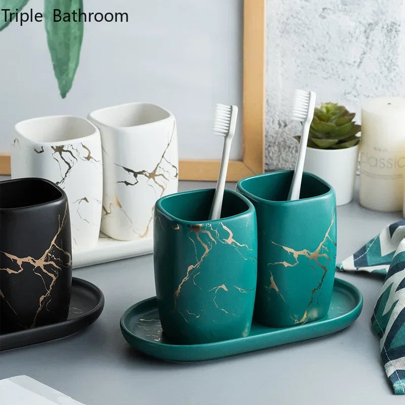 ensemble de tasse en céramique et support de brosse à dents