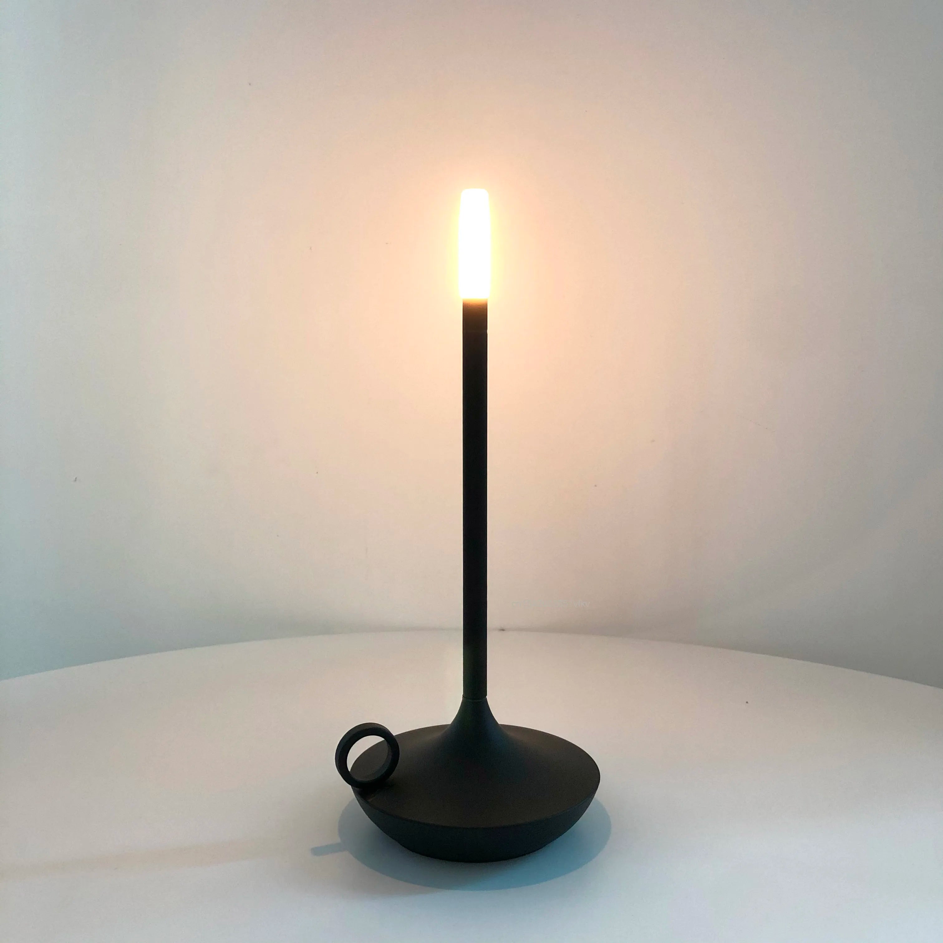 Lampe de table résidentielle LED rechargeable par usb - vue 8 sur 11