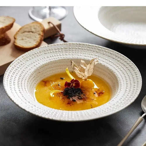 Assiette soupe céramique texture irrégulière style artisanal restaurant