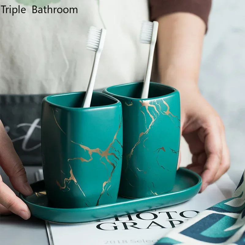 ensemble de tasse en céramique et support de brosse à dents