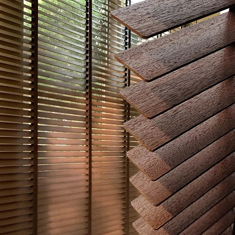 Store enrouleur motorisé pour fenêtre de toit