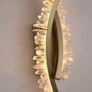 applique murale en cristal naturel et métal doré design stylisé