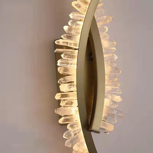 applique murale en cristal naturel et métal doré design stylisé