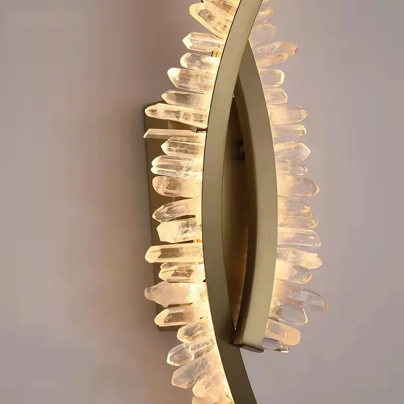 applique murale en cristal naturel et métal doré design stylisé - vue 6 sur 8