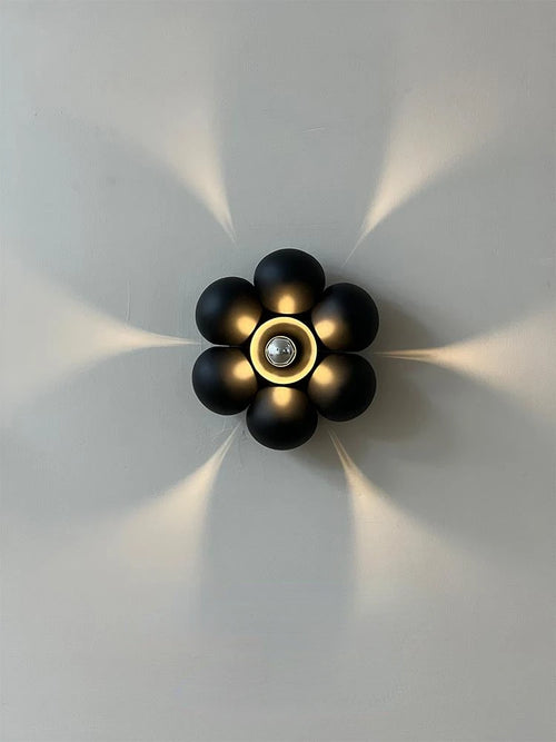 Minimalist flower shaped wall light for a soft atmosphere - vue 3 sur 8