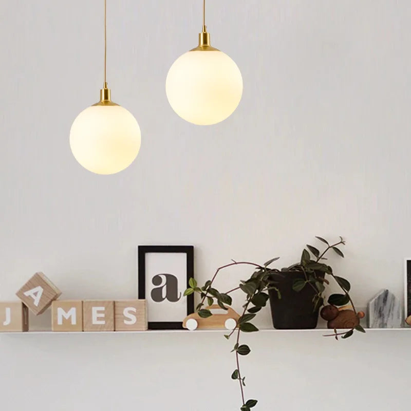 Modern minimalist brass pendant light with luminous orb - vue 4 sur 9