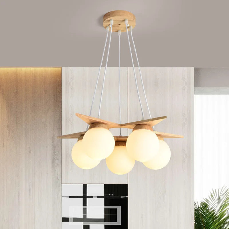 lustre en bois nordique avec boule de verre blanc laiteux - vue 3 sur 8