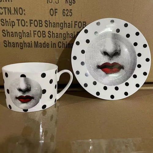tasse porcelaine motif visage artistique avec soucoupe