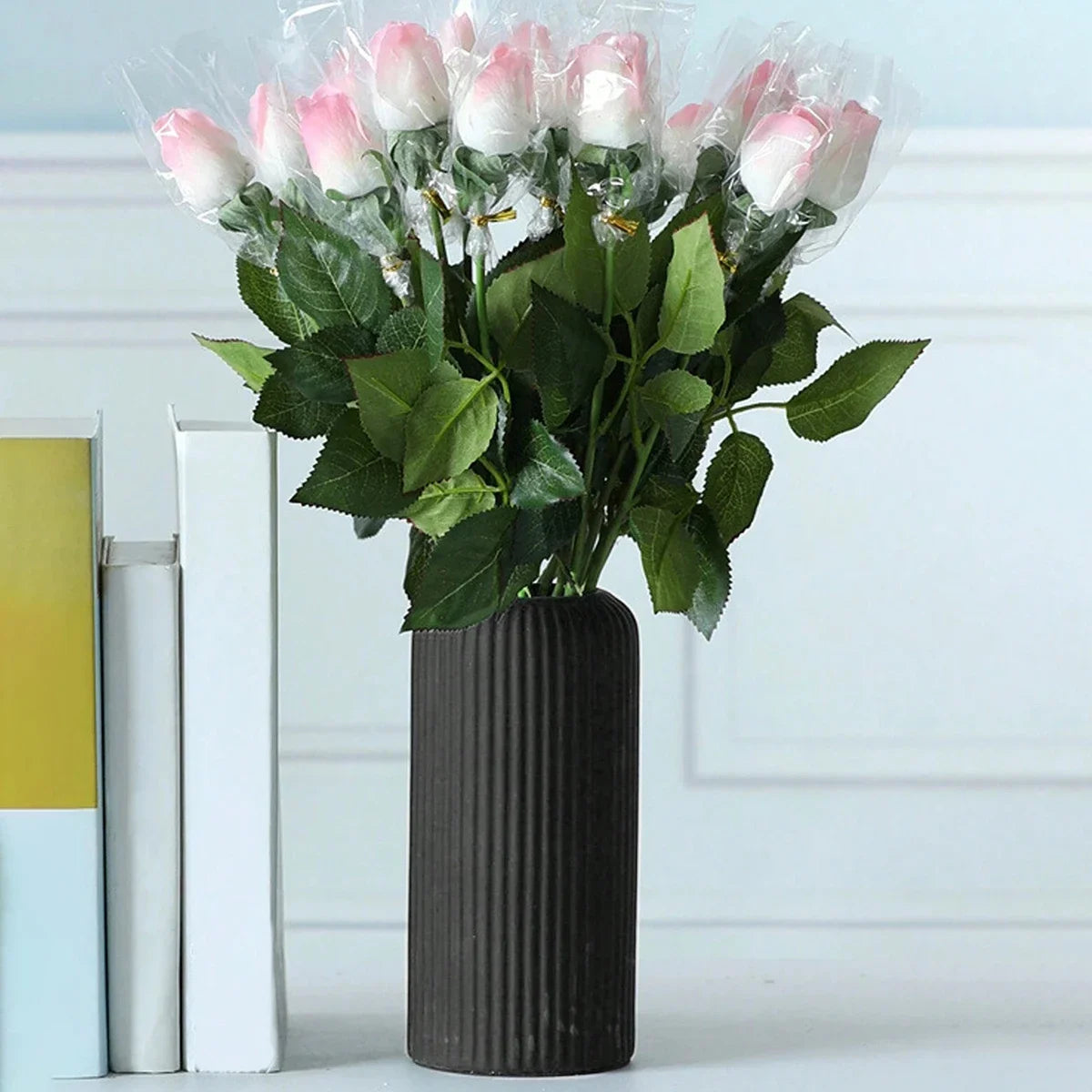 Striped Ceramic-Like Plastic Vase for Flowers, Decorative Floral Arrangement Display, Creative Little Flower Vase - vue 4 sur 6