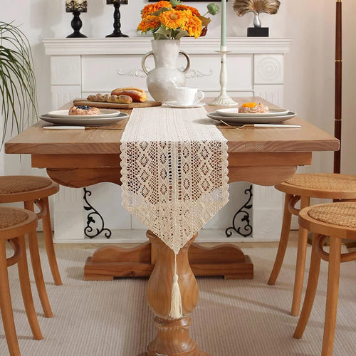 Chemin de table dentelle crochet bohème pompons beige