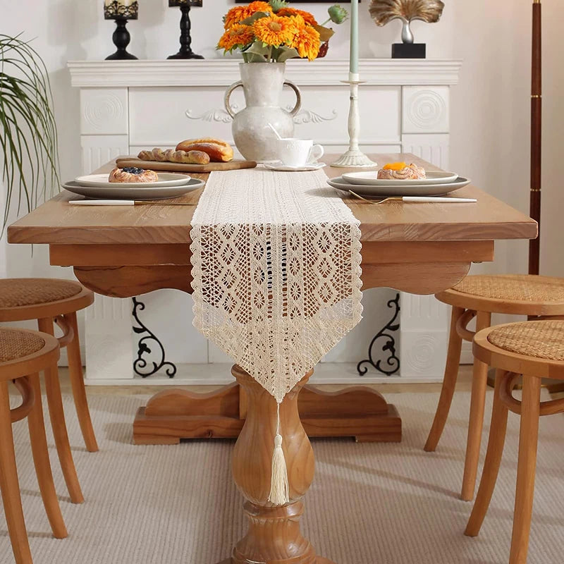 Chemin de table dentelle crochet beige bohème pompons