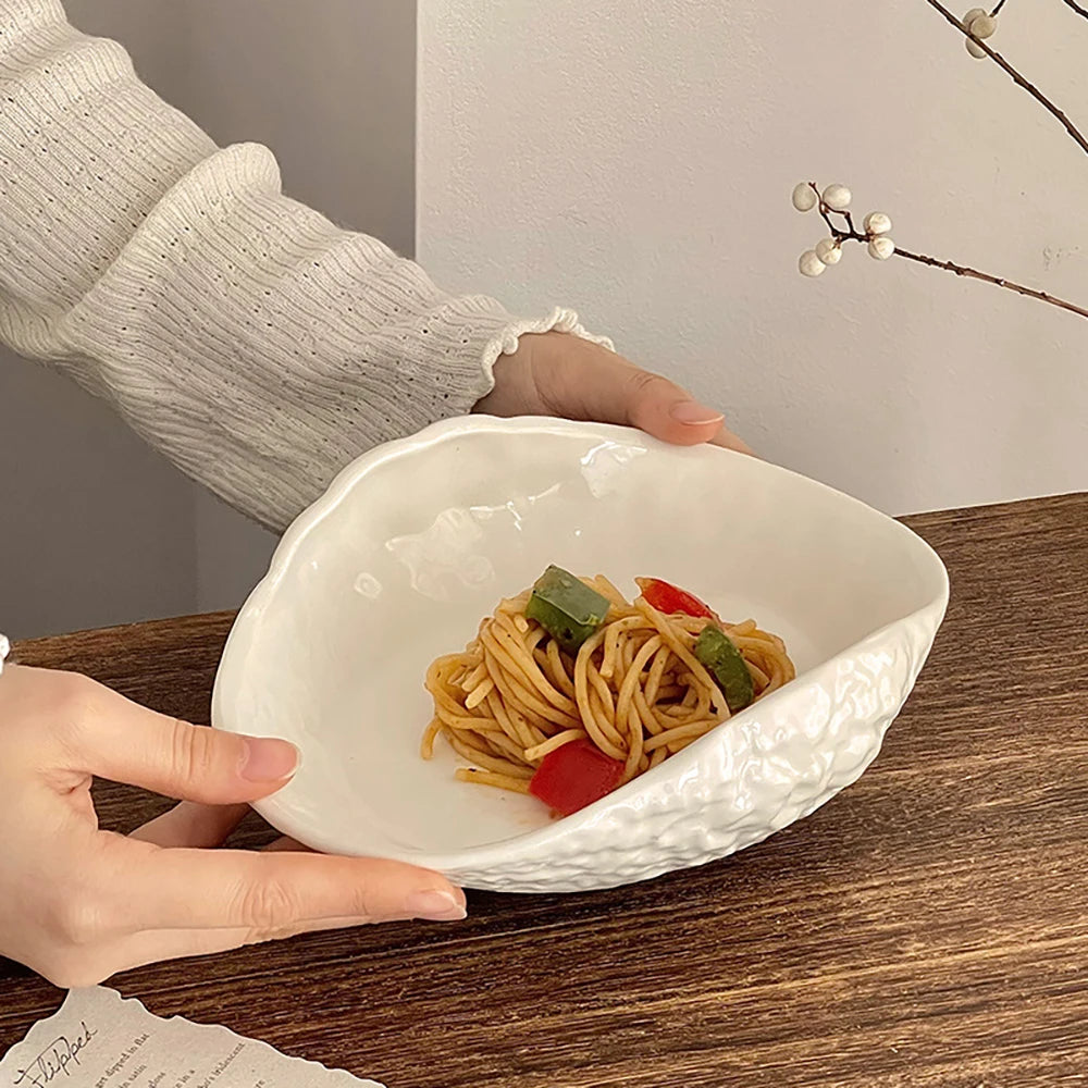Assiette céramique texturée forme irrégulière ondulée style restaurant - vue 4 sur 5