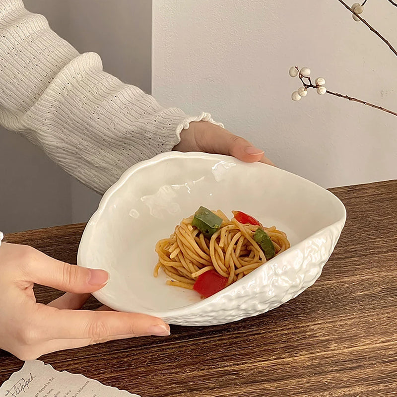 Assiette céramique texturée forme irrégulière ondulée style artisanal