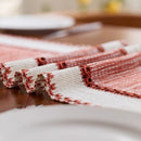 Chemin de table bohème rayures rouge beige pompons